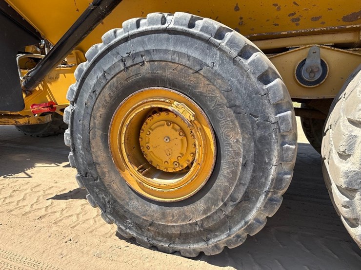 2019-caterpillar-745-image-10