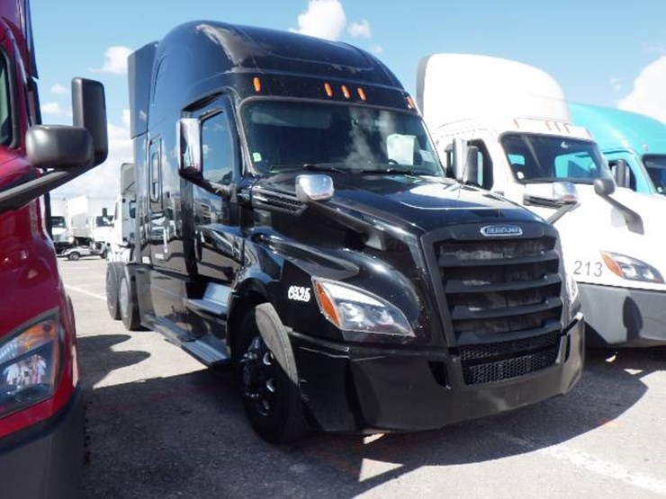 2019-freightliner-cascadia-126-image-2