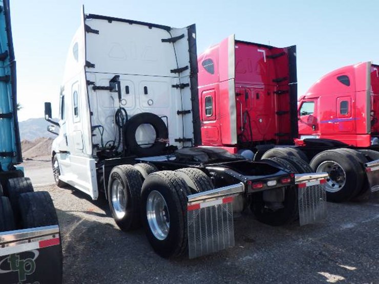 2023-freightliner-cascadia-126-image-11