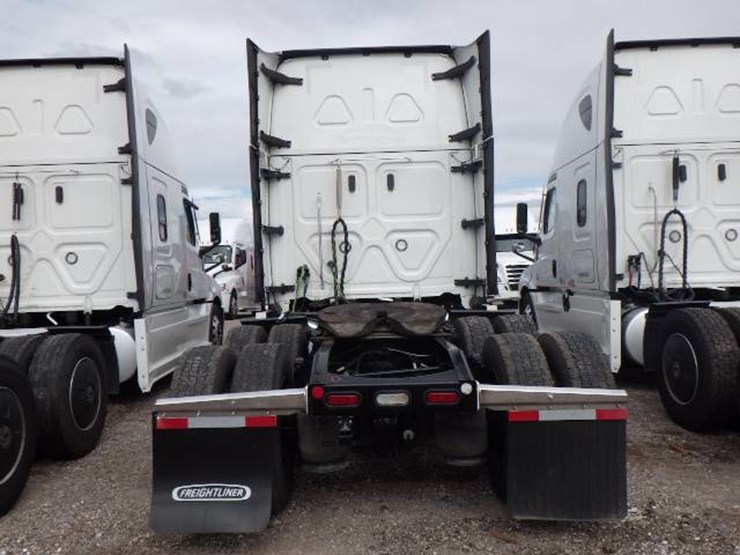 2024-freightliner-cascadia-126-image-7