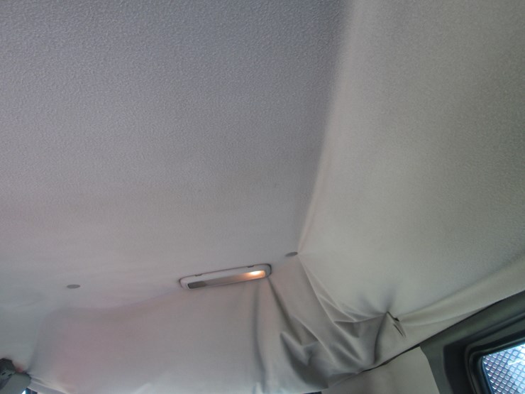 2011-volvo-10-image-37