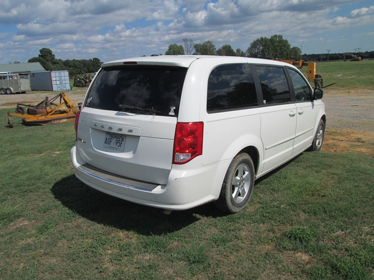 2011-dodge-caravan-image-3
