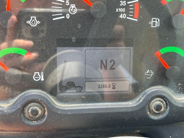 2018-caterpillar-tl1055d-image-32