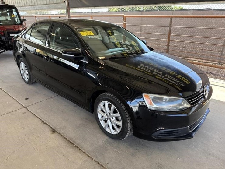 2013-volkswagen-jetta-sdn-image-2