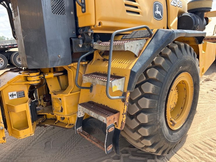 2014-deere-250d-image-26
