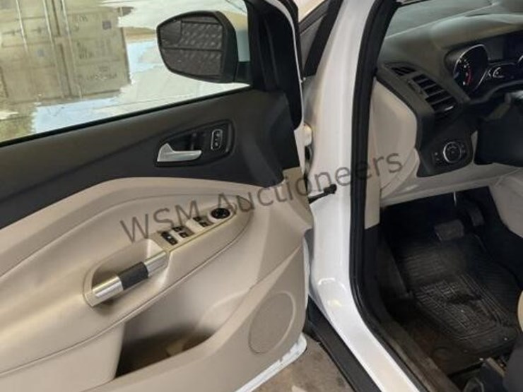 2017-ford-escape-se-image-21