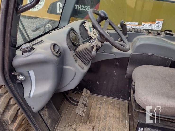 2010-caterpillar-th255-image-11