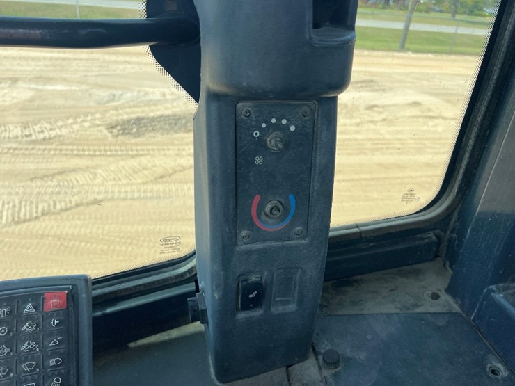 2012-deere-644k-image-31