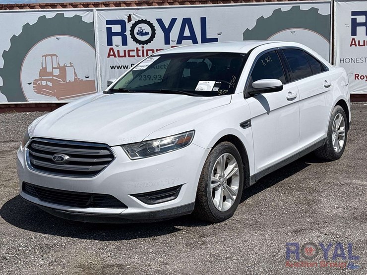 2016-ford-taurus-awd-sedan-image-1