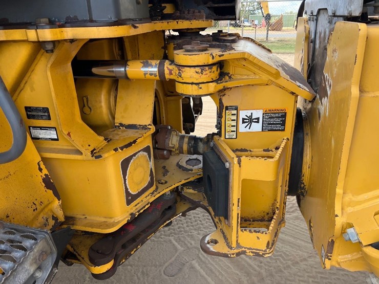 2014-deere-250d-image-13