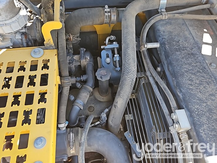 2015-komatsu-pc210-lc-10-image-35