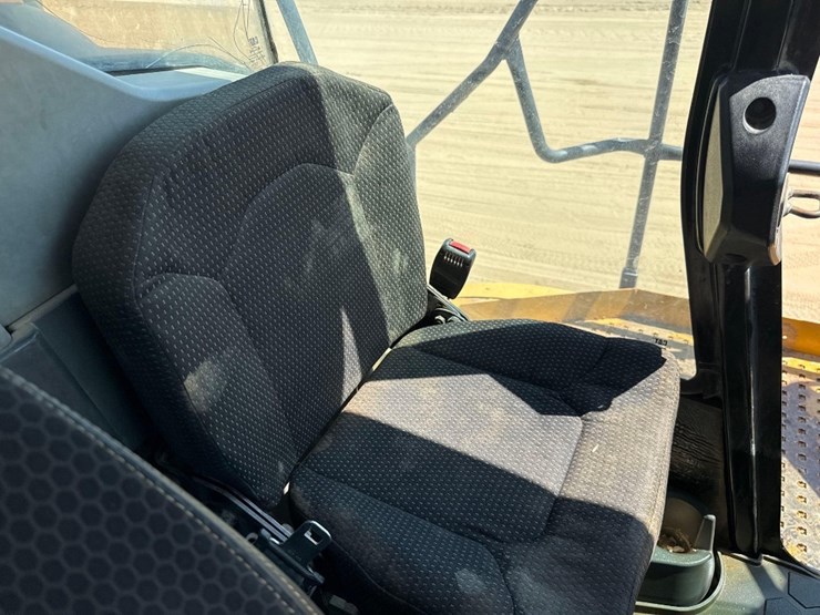 2019-caterpillar-745-image-34