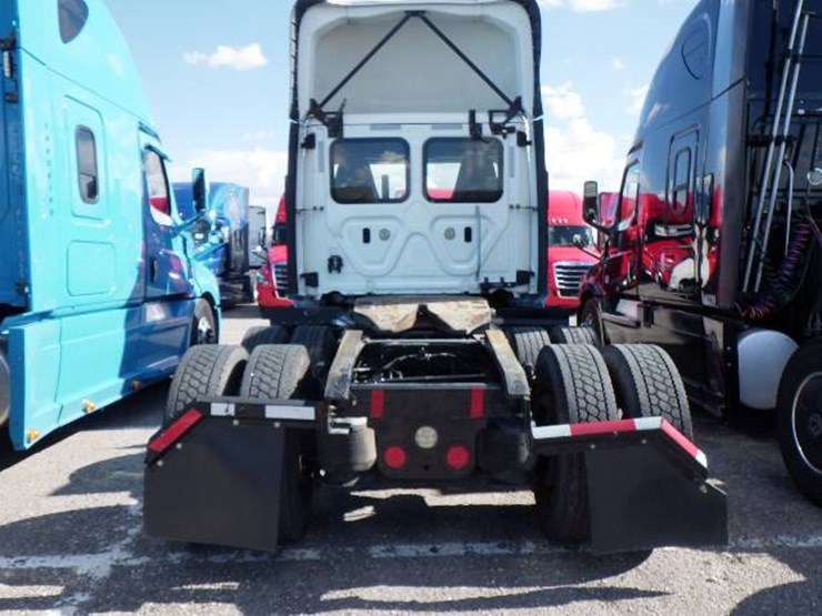 2019-freightliner-cascadia-126-image-6