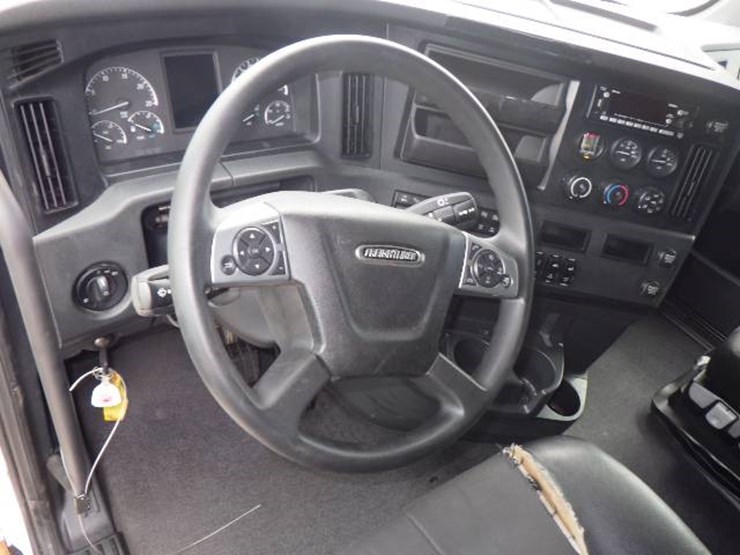 freightliner-cascadia-126-image-11