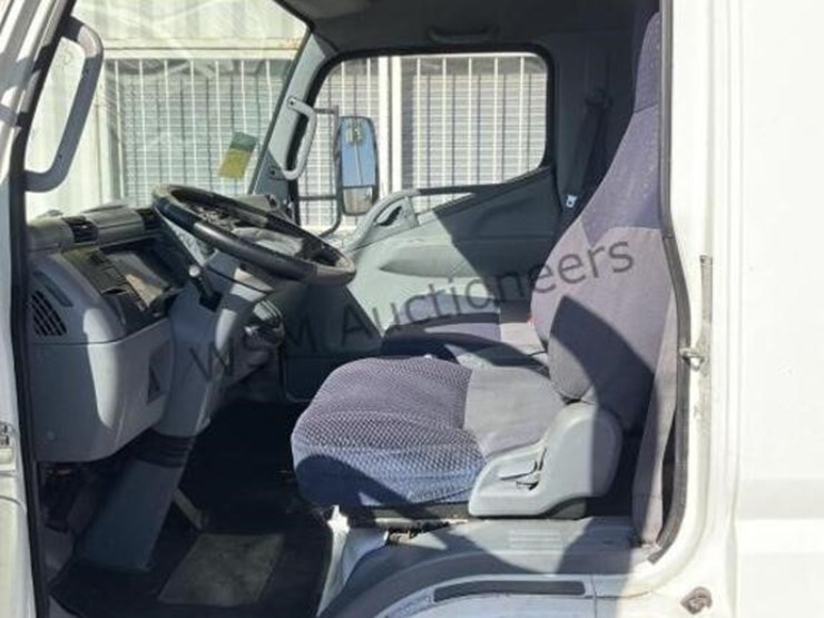 2007-mitsubishi-fuso-box-truck-image-17