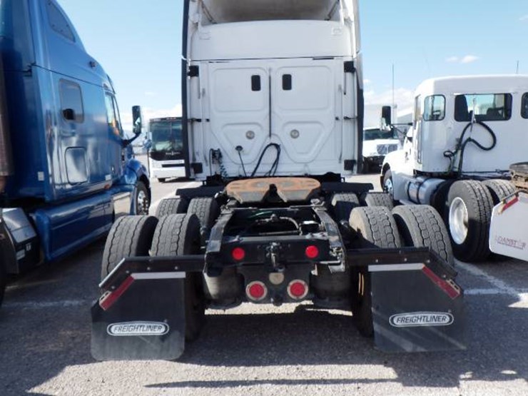 2013-freightliner-cascadia-113-image-5