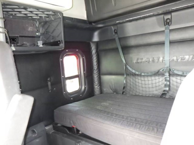 2023-freightliner-cascadia-126-image-18