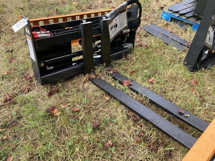 wolverine-pfa-11-3300g-skid-steer-hydraulic-pallet-forks-image-1