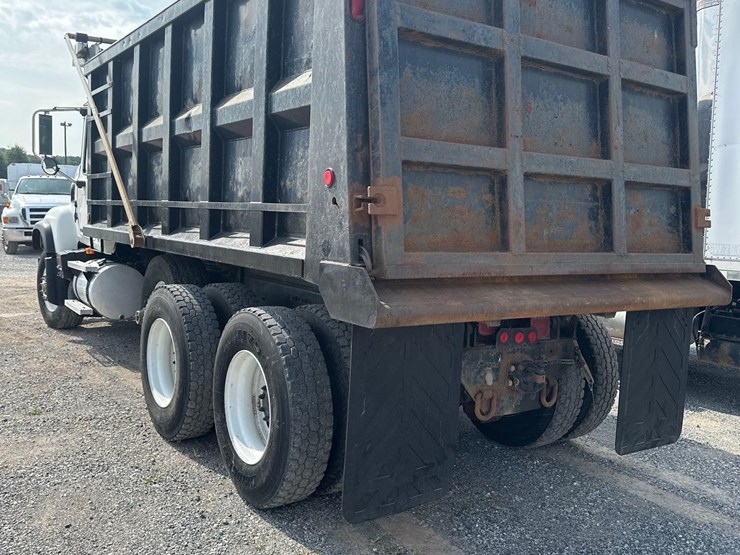 2004-mack-granite-tri-axle-dump-image-7