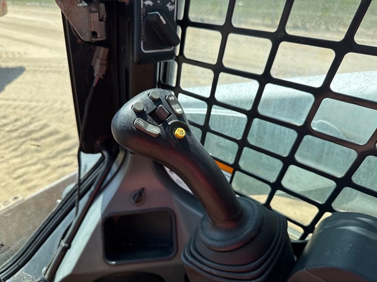 2020-bobcat-t770-image-31
