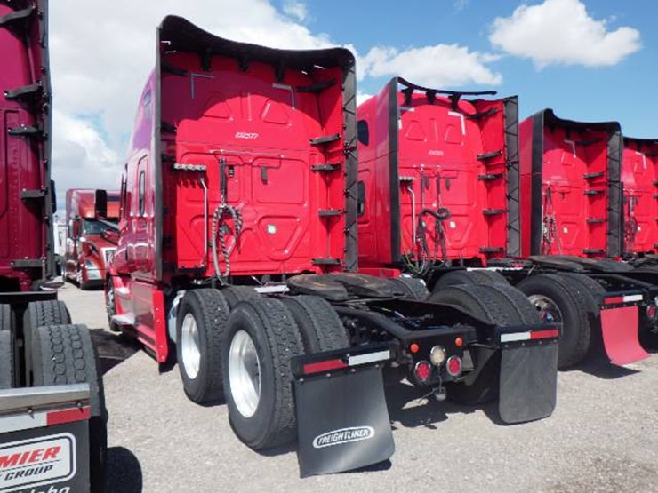 2021-freightliner-cascadia-126-image-12