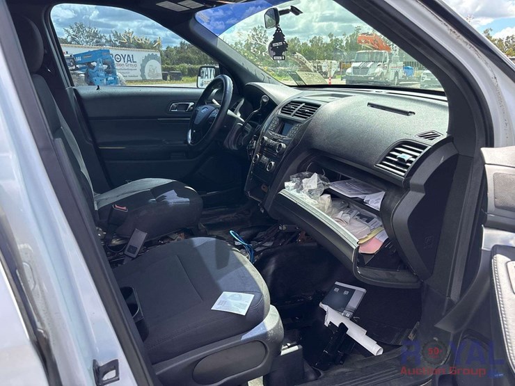 2018-ford-explorer-image-24