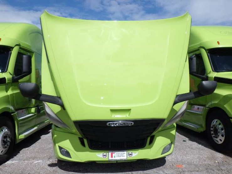 2023-freightliner-cascadia-126-image-16