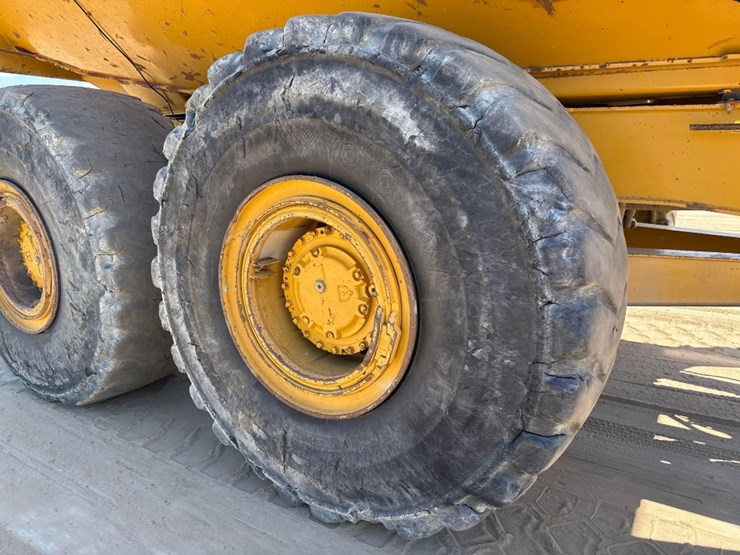2019-caterpillar-745-image-13