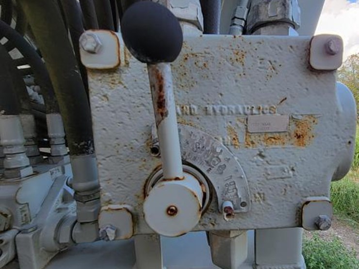 2010-caterpillar-c4.4-image-16