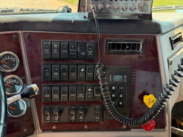 2020-western-star-4900sb-image-16