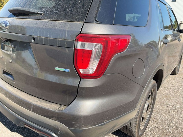 2017-ford-explorer-image-14