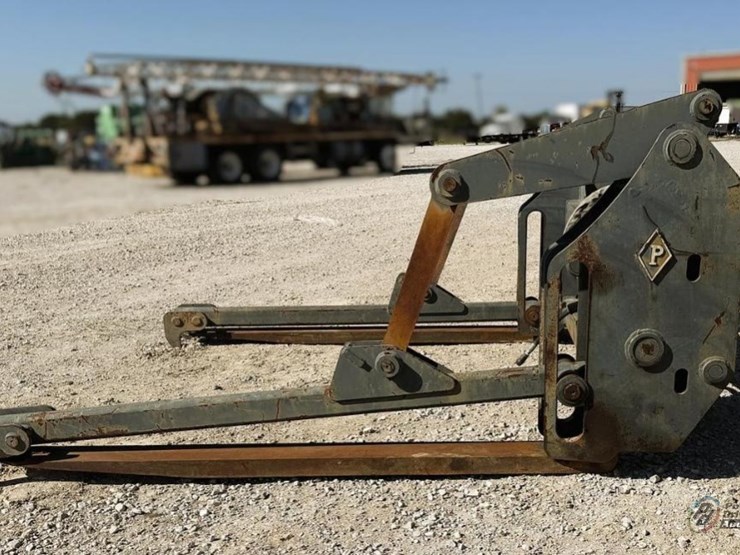 pemberton-pipe-/-pole-fork-attachment---model-jd644-image-1