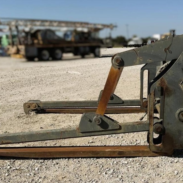 Pemberton Pipe / Pole Fork Attachment - Model JD644