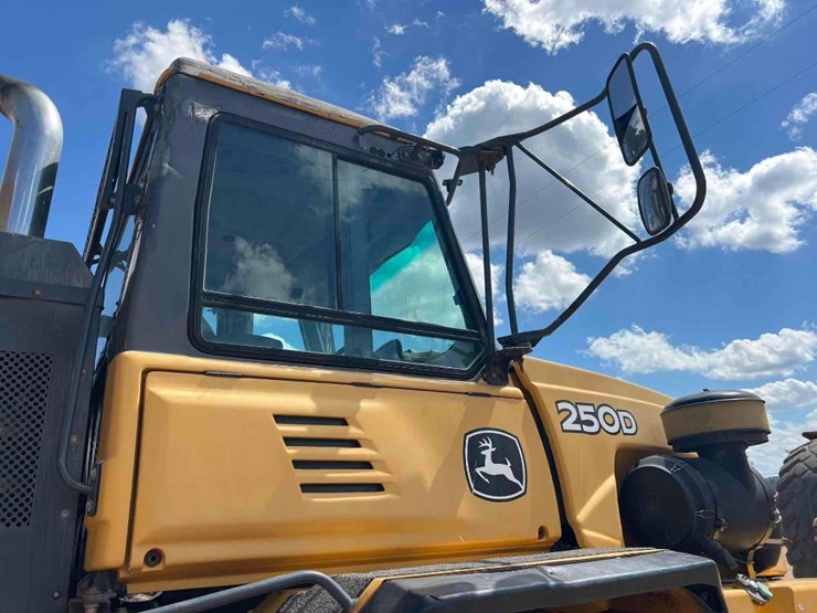 2014-deere-250d-image-27