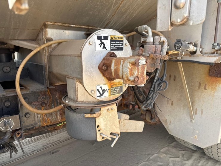2003-freightliner-business-class-m2-spreader-truck-image-21