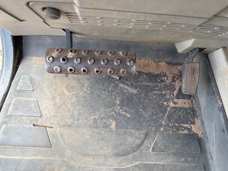 2016-caterpillar-tl642d-image-28