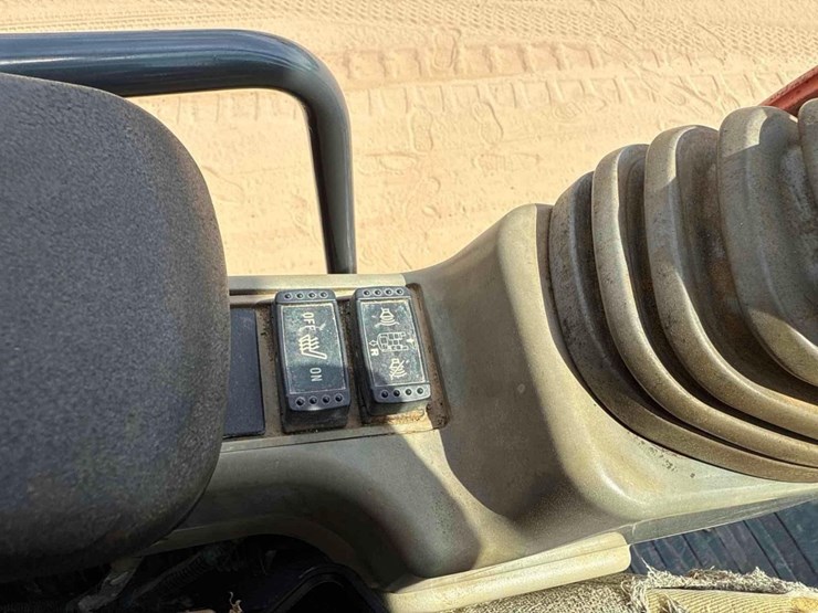 2015-deere-250g-lc-image-34