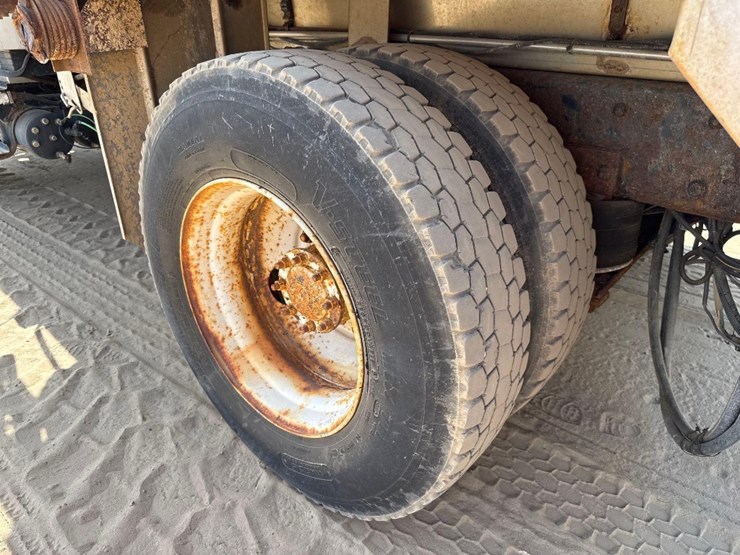 2003-freightliner-business-class-m2-spreader-truck-image-9