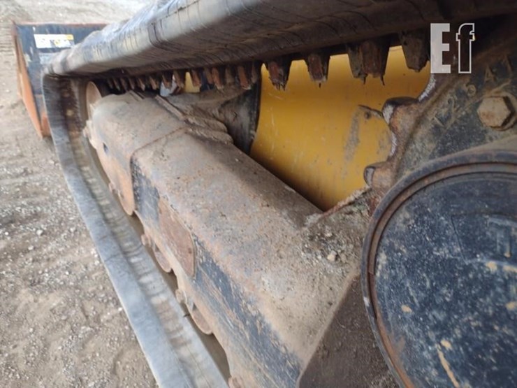 2015-deere-329e-image-22