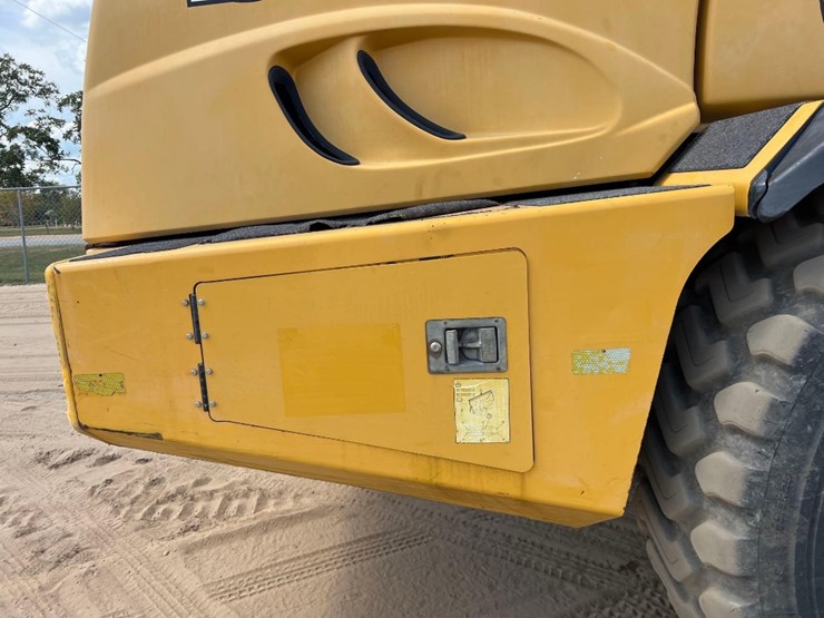 2014-deere-250d-image-9