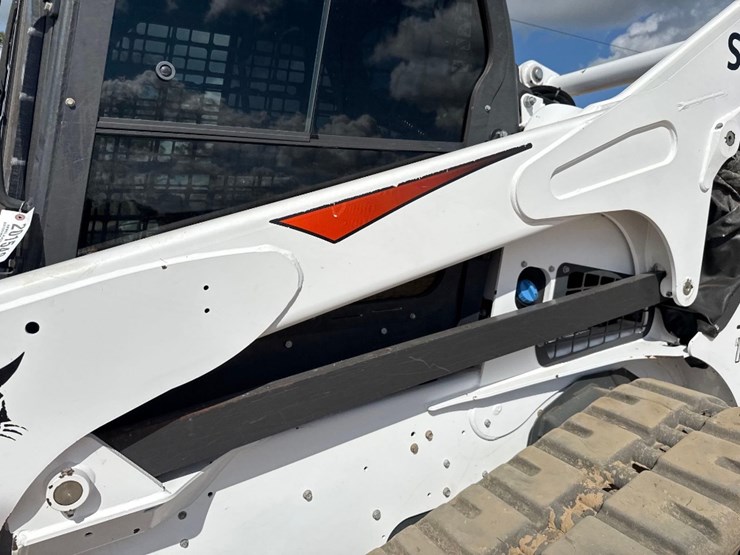 2021-bobcat-t870-image-23