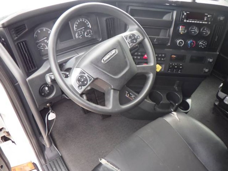 2024-freightliner-cascadia-126-image-9