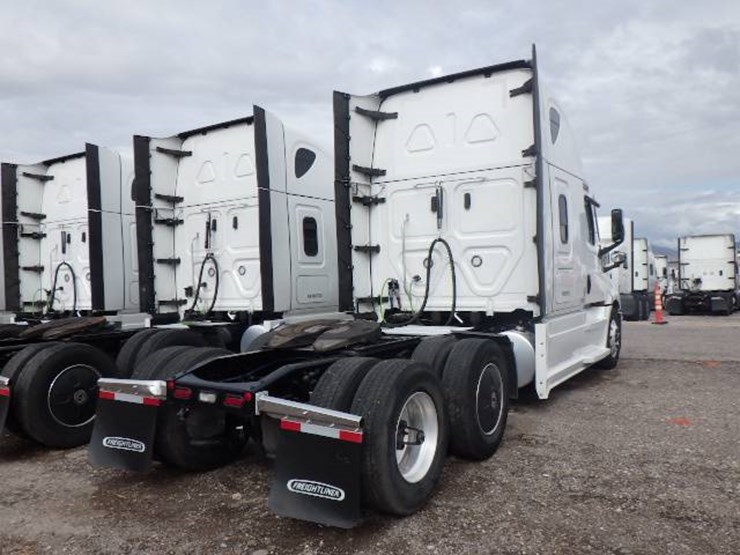 freightliner-cascadia-126-image-7