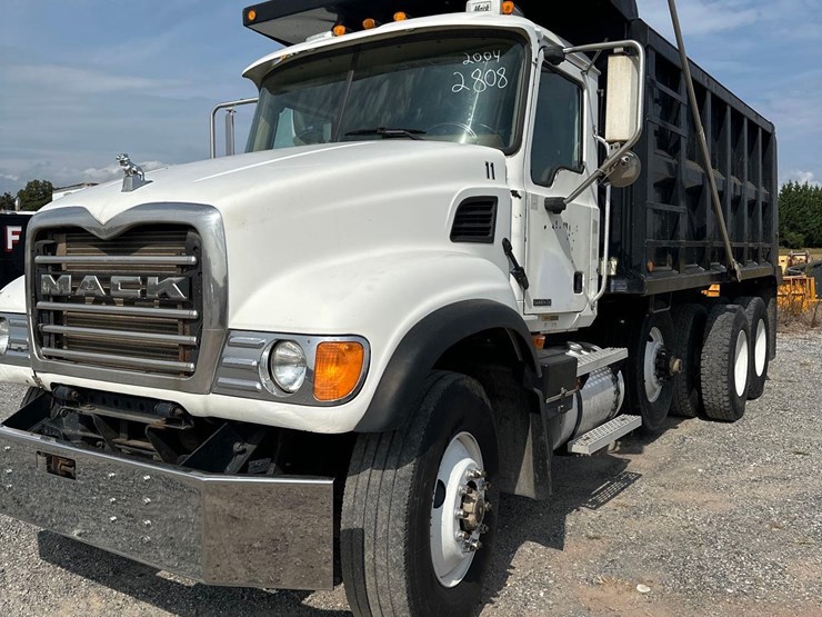 2004-mack-granite-tri-axle-dump-image-1