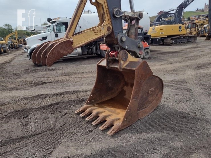2011-deere-225d-lc-image-19