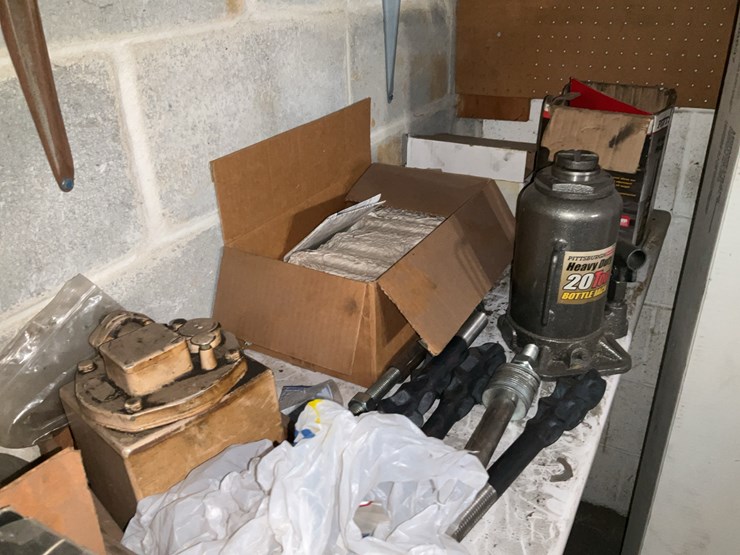 #162-•-shelves-and-contents-image-13