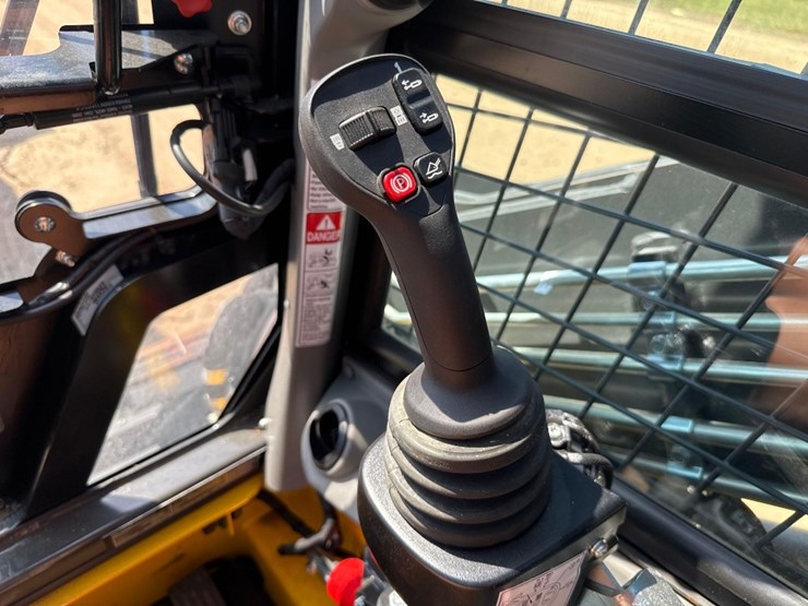 new-holland-c362-image-30
