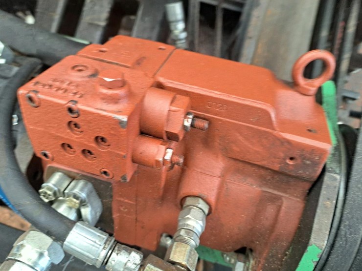 #125-•-hydraulic-tank-and-pumps-image-4