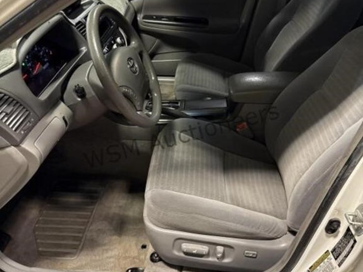 2005-toyota-camry-sdn-image-23