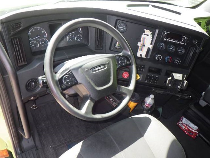 2023-freightliner-cascadia-126-image-14